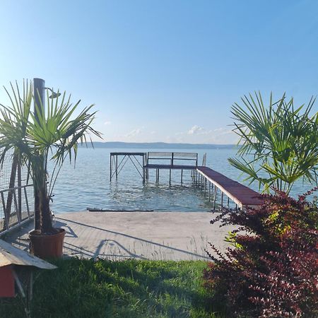 Flamingo Apartman Balatonszarszo Buitenkant foto