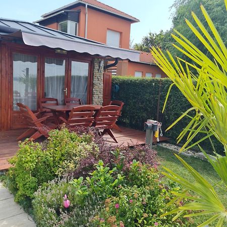Flamingo Apartman Balatonszarszo Buitenkant foto