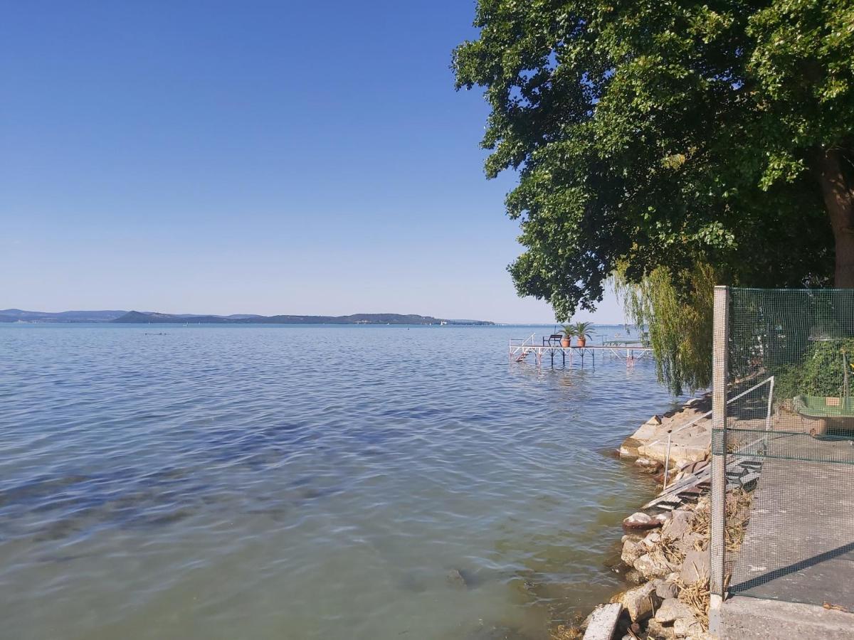 Flamingo Apartman Balatonszarszo Buitenkant foto