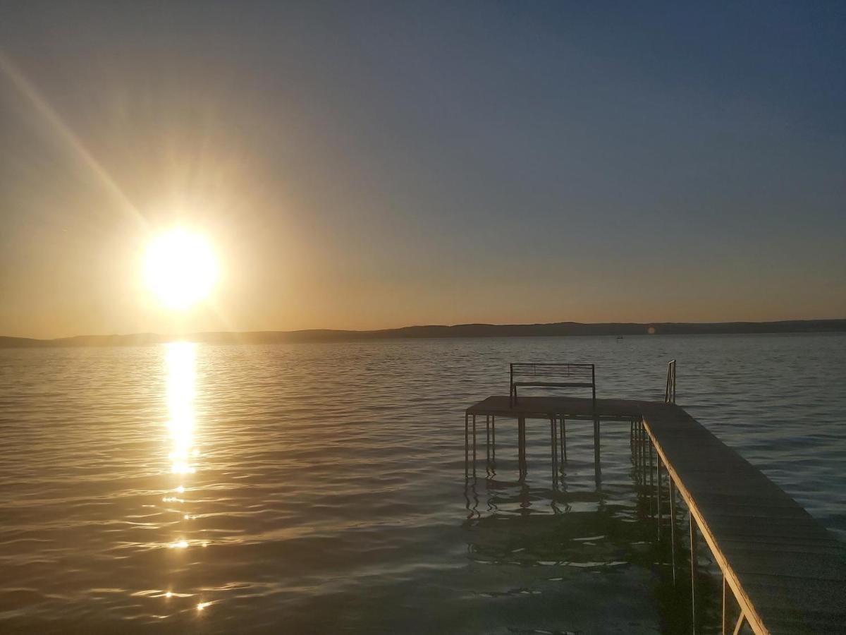Flamingo Apartman Balatonszarszo Buitenkant foto