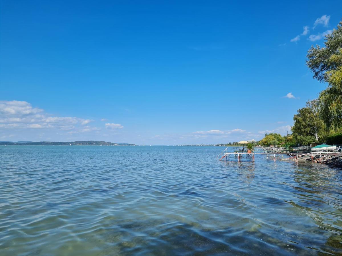 Flamingo Apartman Balatonszarszo Buitenkant foto