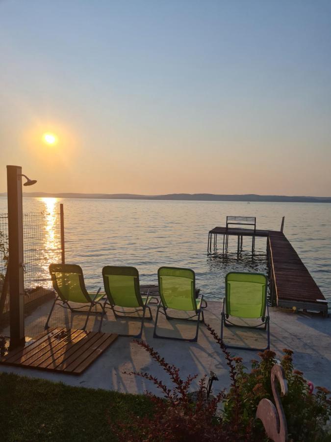 Flamingo Apartman Balatonszarszo Buitenkant foto